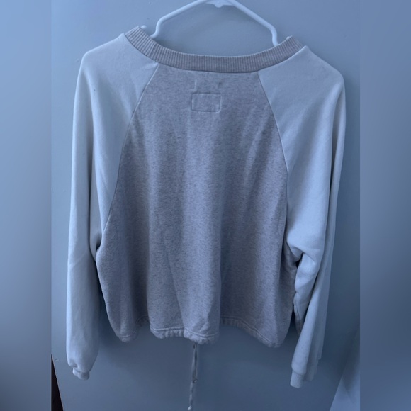 American Eagle White and beige Brooklyn sweatshirt, scrunch bottom - Picture 4 of 4